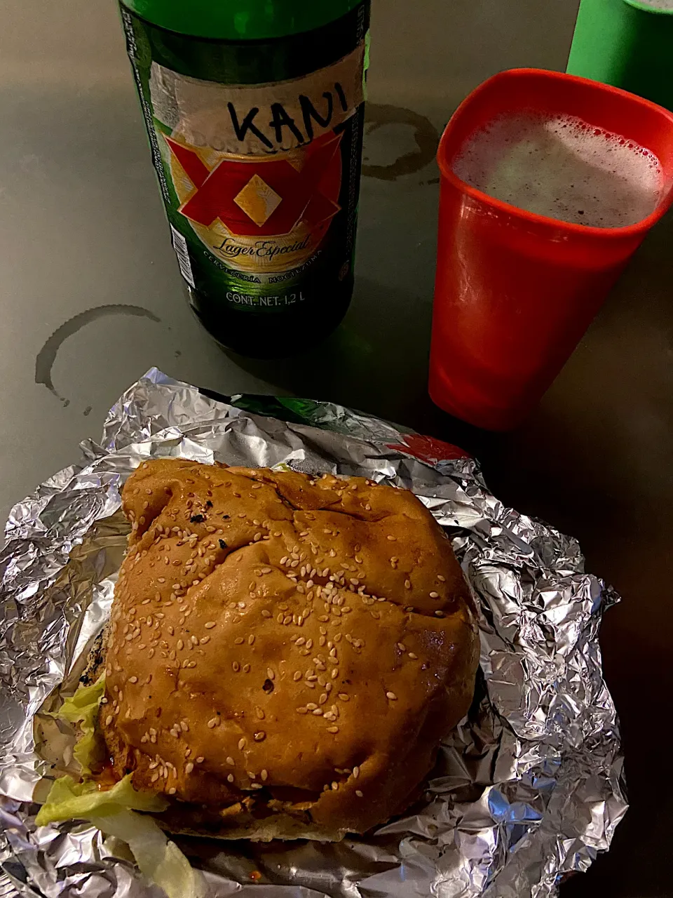 Snapdishの料理写真:Hamburguesa met mexicaans bier 2 Equis|Karlijn van der Hulstさん