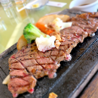 ゴルフ飯　熔岩ステーキ