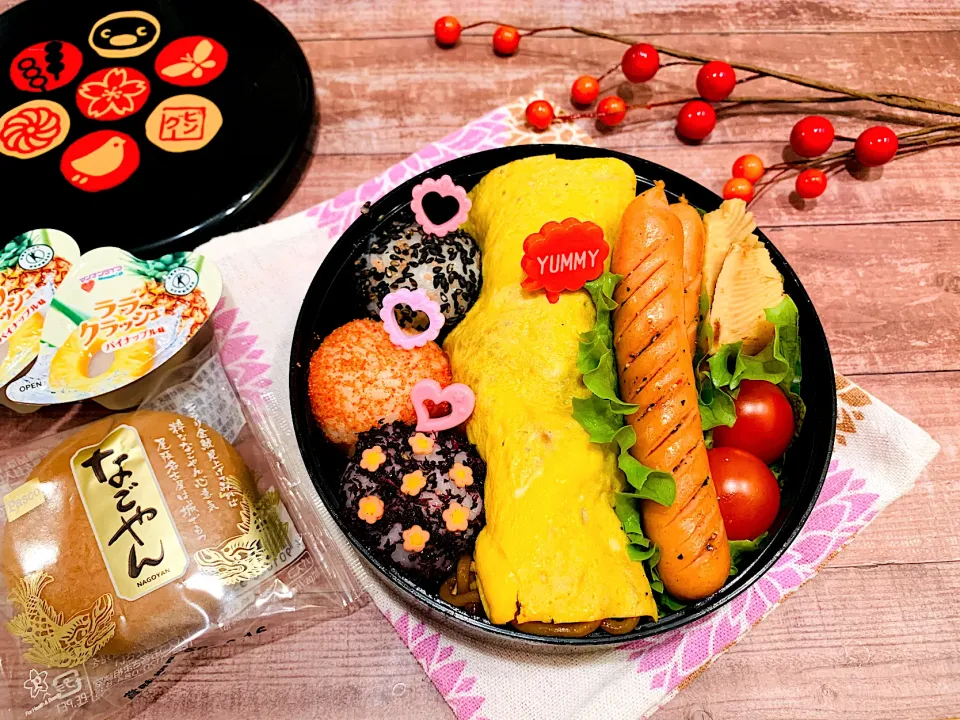 JKお弁当✨オムそば弁当🍙ミニおにぎり×3♡ロングチョリソー|いちごさん