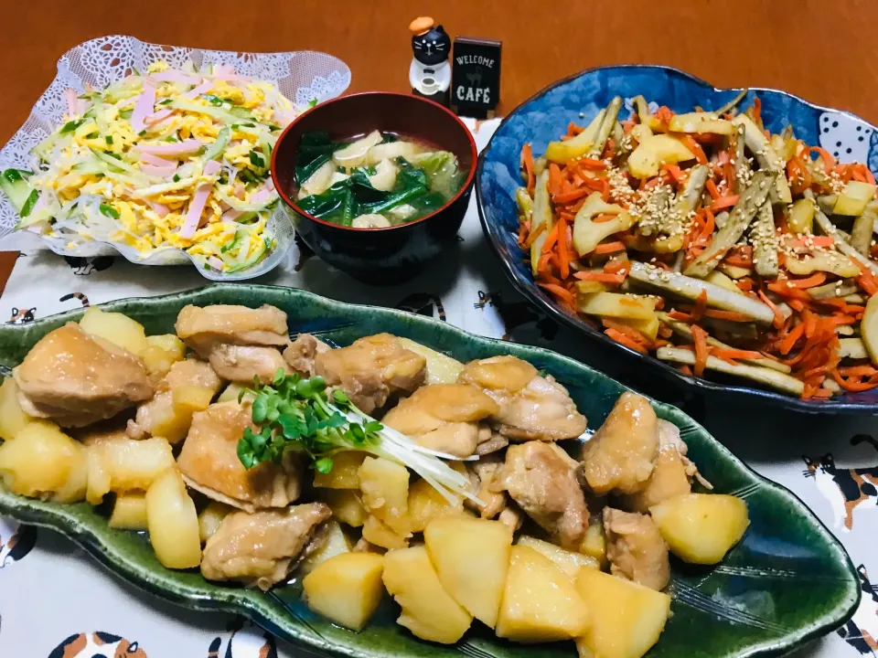 「じゃがいもと鶏肉の照り煮」と「きんぴら」と「春雨のナムル」と「ほうれん草と油揚げのお味噌汁」|バシュランさん