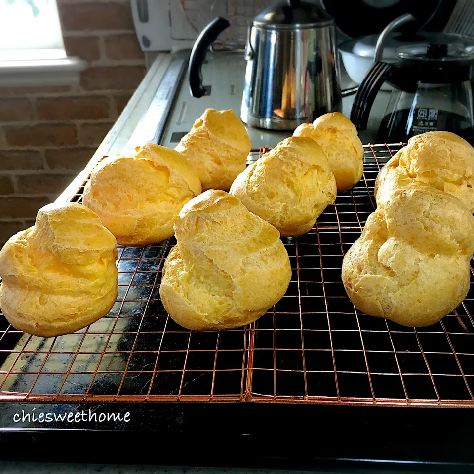 Snapdishの料理写真:シュー生地を焼きました|chieko ♪さん