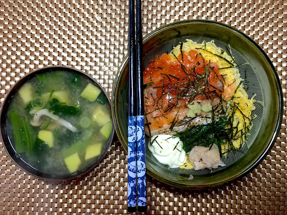 鮭親子丼　アボカドのお味噌汁|すくらんぶるえっぐさん