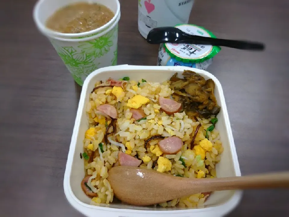 Snapdishの料理写真:★今日のお弁当★
☆しらすと塩昆布のチャーハン
☆オニオンスープ
☆ヨーグルト|☆Chieco☆さん