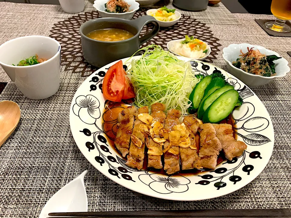 トンテキ夕飯😀ニンニクチップたっぷりでいただきました😋|ゆかさん