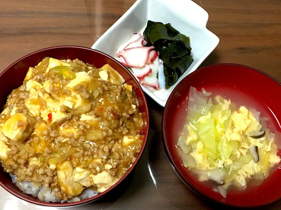 麻婆豆腐丼 キャベツと干し海老の中華スープ タコの酢の物|おさむん17さん