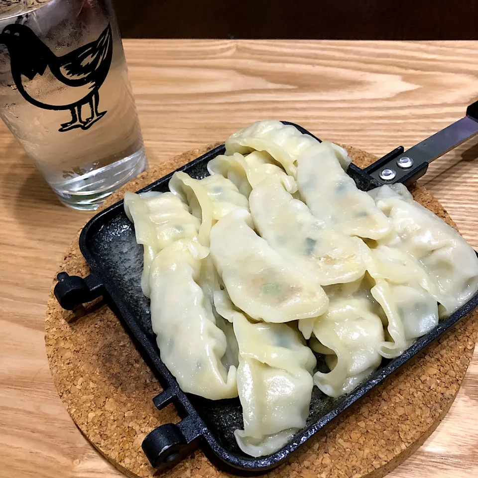 Snapdishの料理写真:冷凍餃子🥟とレモンサワー🍋|Jean Nobyさん