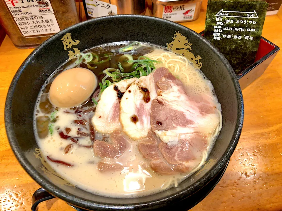 Snapdishの料理写真:黒マー油とんこつラーメン|T. Wonderさん