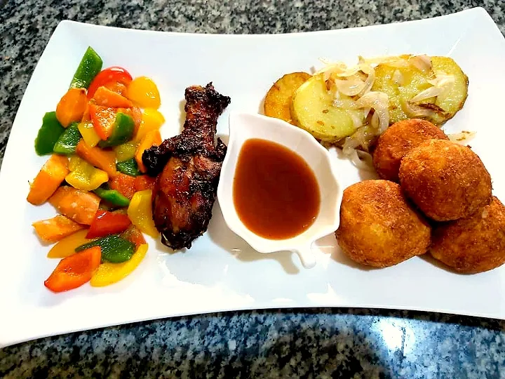 Barbeque Chicken Served with Croquette potato & lyoness potato & veggies|Sonnyhahさん