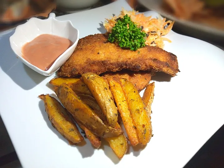 Breaded Chicken Served with Potato wedges & coleslaw|Sonnyhahさん