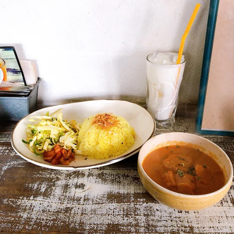 バターチキンカレーとラッシー🍛|ちゃみこさん