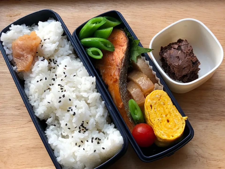 Snapdishの料理写真:焼き鮭&デコポンマーマレード入りチョコブラウニー 弁当|弁当 備忘録さん