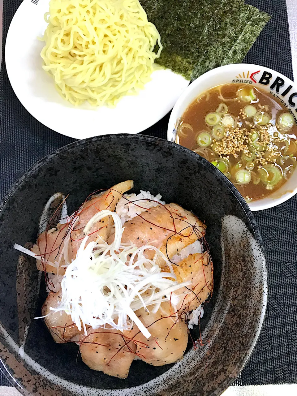 豚トロ丼とつけ麺lunch|みるぴょんさん