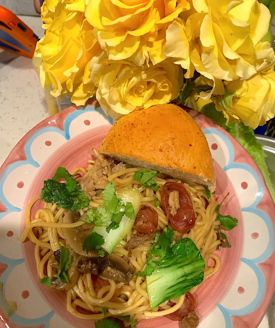 Yummy pancit noodles and pandesal|🌺IAnneさん