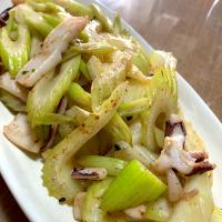 アオリイカとセロリ炒め