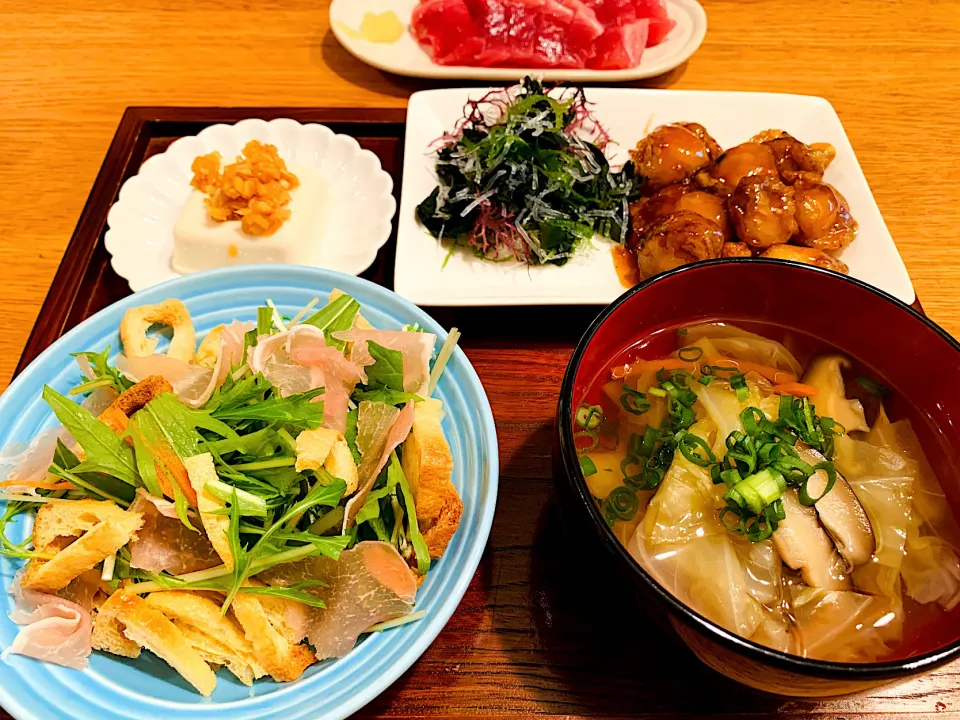 我が家の晩ごはん🍚ベビー帆立の照り焼き、水菜とカリカリお揚げサラダ、鰹刺身、冷奴、お吸い物|いちごさん