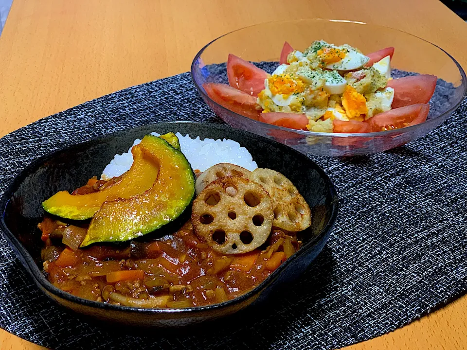 残りグリル野菜のっけカレー🍛　　カリカリベーコンポテトサラダ|みっきーさん