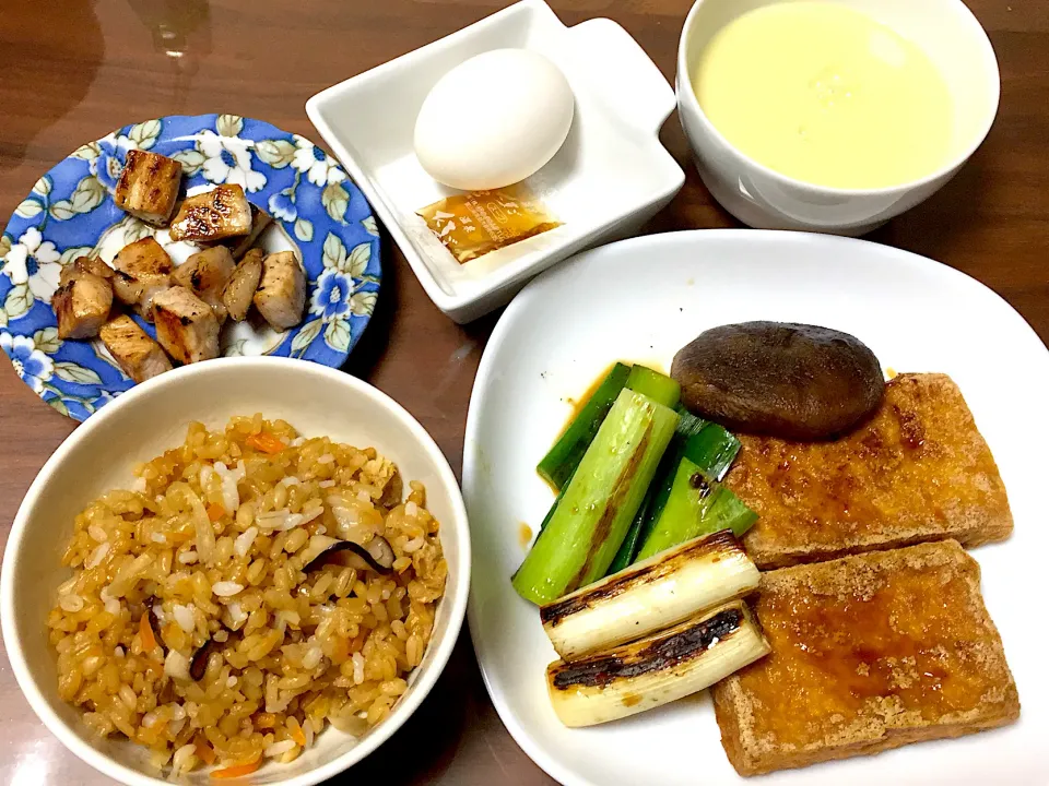 炊き込みご飯 揚げとねぎのカリッと焼き甘辛だれ コーンスープ 温玉 豚の味噌漬け|おさむん17さん