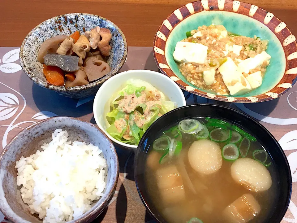 晩御飯
挽肉豆腐、筑前煮、茹でキャベツごまドレ、白米、玉ねぎと揚げと麩の味噌汁|かよちゃんさん