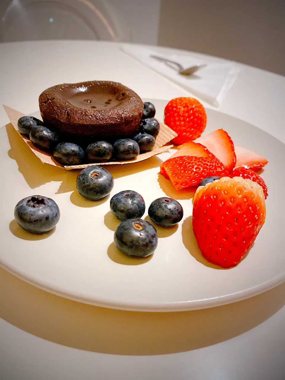 Snapdishの料理写真:Chocolate Fondant Cake with berries|Zhen Zhenさん