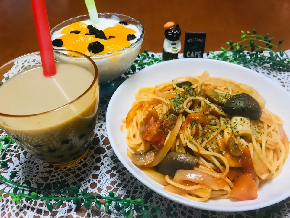 Snapdishの料理写真:「きのこのトマトパスタ」と「タピオカミルクティー」と「フルーツヨーグルト」|バシュランさん