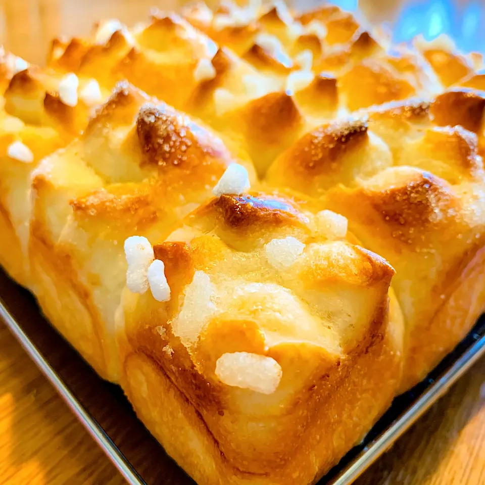 シュガーバターパン焼き上がり〜🍞パールシュガーのカリカリ&グラニュー糖♡バターのいい香り🧈|いちごさん