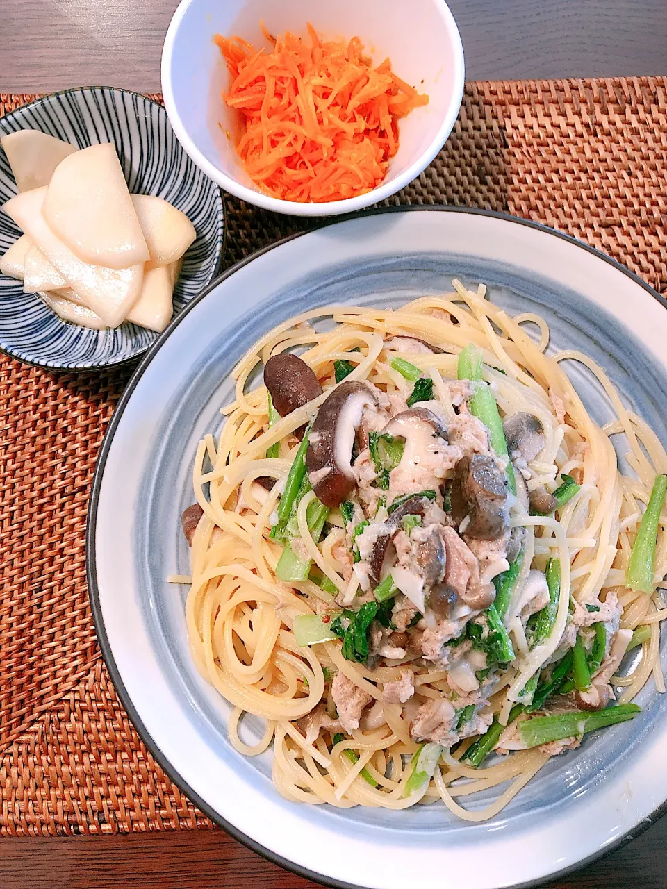 きのことカブの葉の和風パスタ、カブのサラダ、ニンジンのサラダ|taka-chanさん