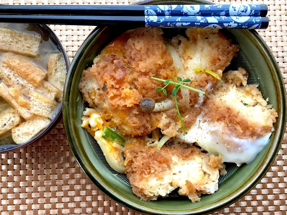 チキンカツ丼　親子丼でもある|すくらんぶるえっぐさん