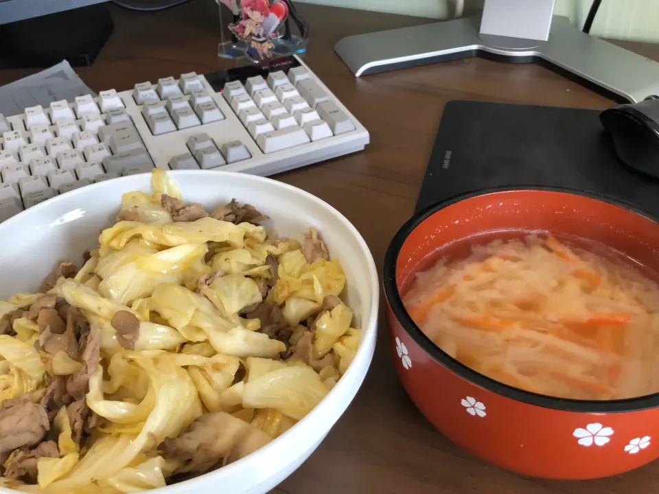 Snapdishの料理写真:舞茸入りキャベツ丼・人参と大根の味噌汁|a-parkさん