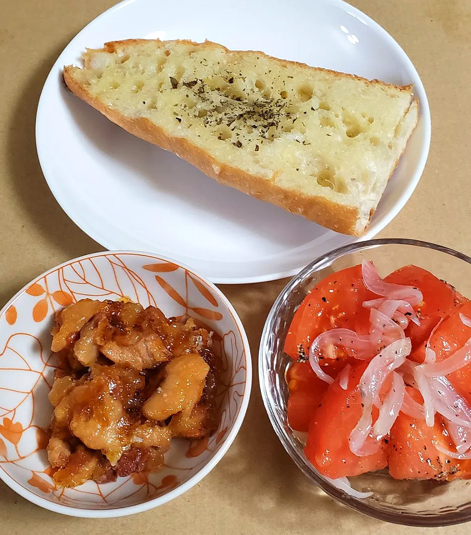 焼き鳥缶
トマトと玉ねぎのサラダ
ガーリックトースト|ナナさん