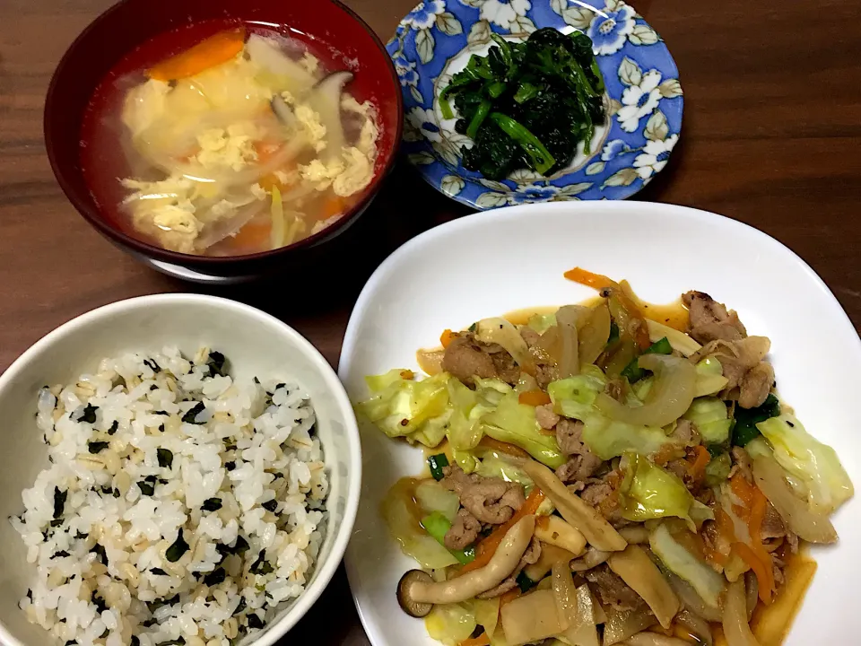 Snapdishの料理写真:楽ごはん わかめごはん 野菜炒め ほうれん草のおひたし かき玉スープ|おさむん17さん