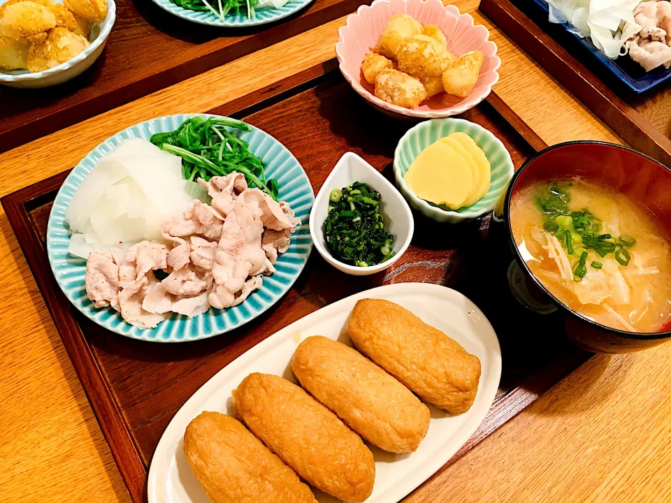 我が家の晩ごはん🍚いなり寿司、菊芋の唐揚げ、温しゃぶ、みそ汁|いちごさん