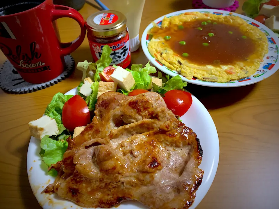 Snapdishの料理写真:お返しに男飯絆を作りました。
豚ロース焼肉と天津飯醤油(^^♪
と明太子ラー油|ひーちゃんさん