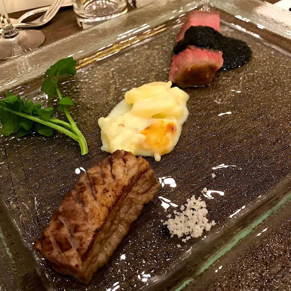 Snapdishの料理写真:牛肉のロースト　トリュフ風味ソース　&ワイン熟成イベリコ豚べジョータのオーブン焼　トリュフ塩で　by 落合シェフ　入江シェフ|annexさん