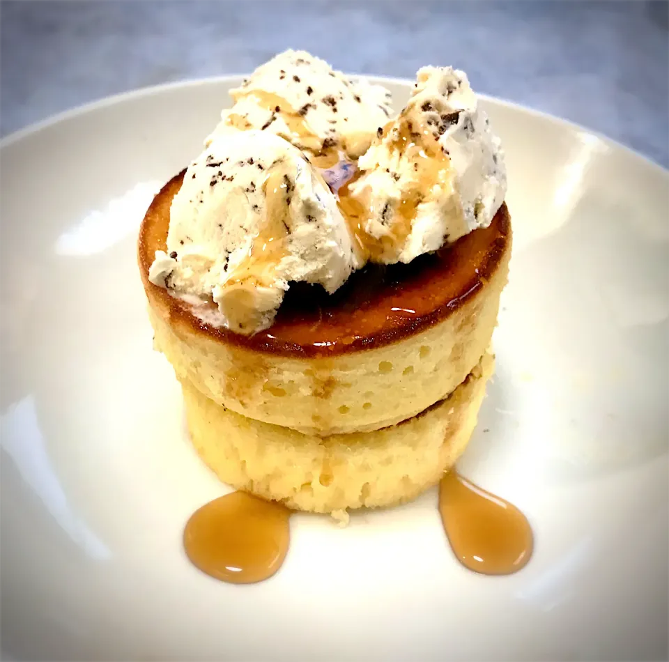 デザートに、厚焼きホットケーキにチョコチップバニラを添えて、頂きます😋🎉✨|ギムレットさん