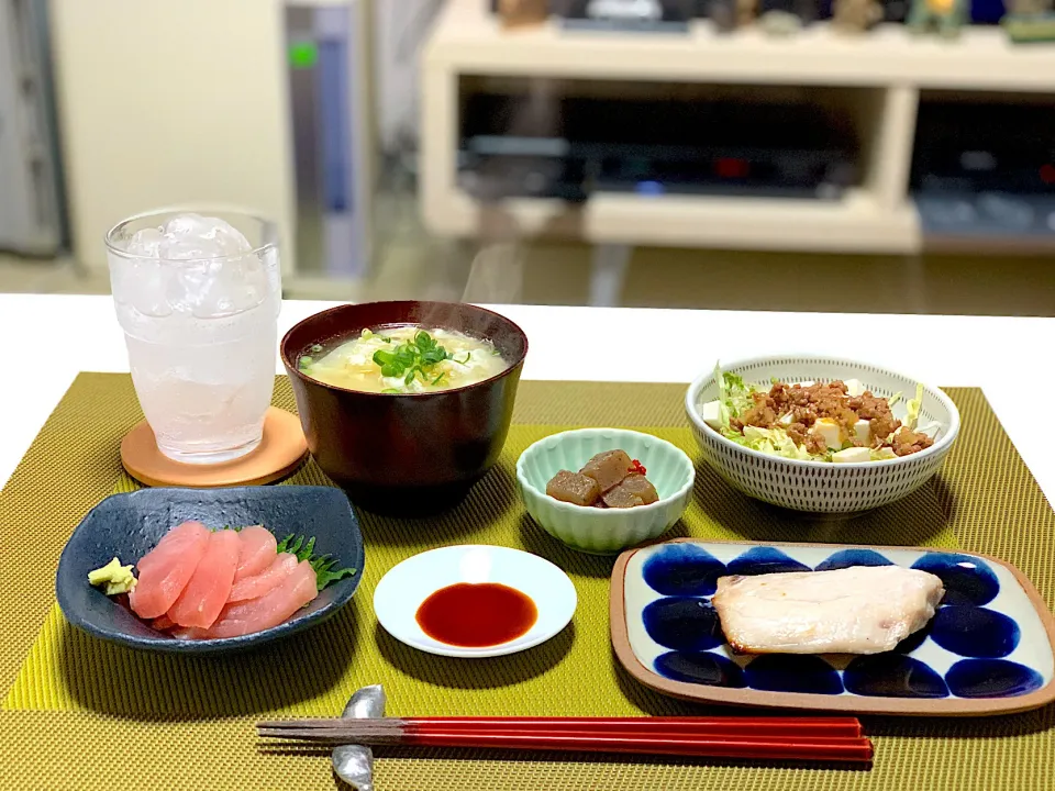 Snapdishの料理写真:お歳暮でいただいたまぐろの酒粕漬けを焼いてみました。あとは、こんにゃくのピリ辛炒め、豆腐サラダ、お刺身、具沢山のお味噌汁。|yukiさん