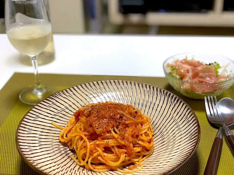 Snapdishの料理写真:休日のお昼は麺が多いです。
今日は、ベーコンと玉ねぎのトマトソースパスタ。チーズを入れたので、早く食べないと固まってしまう…😅|yukiさん