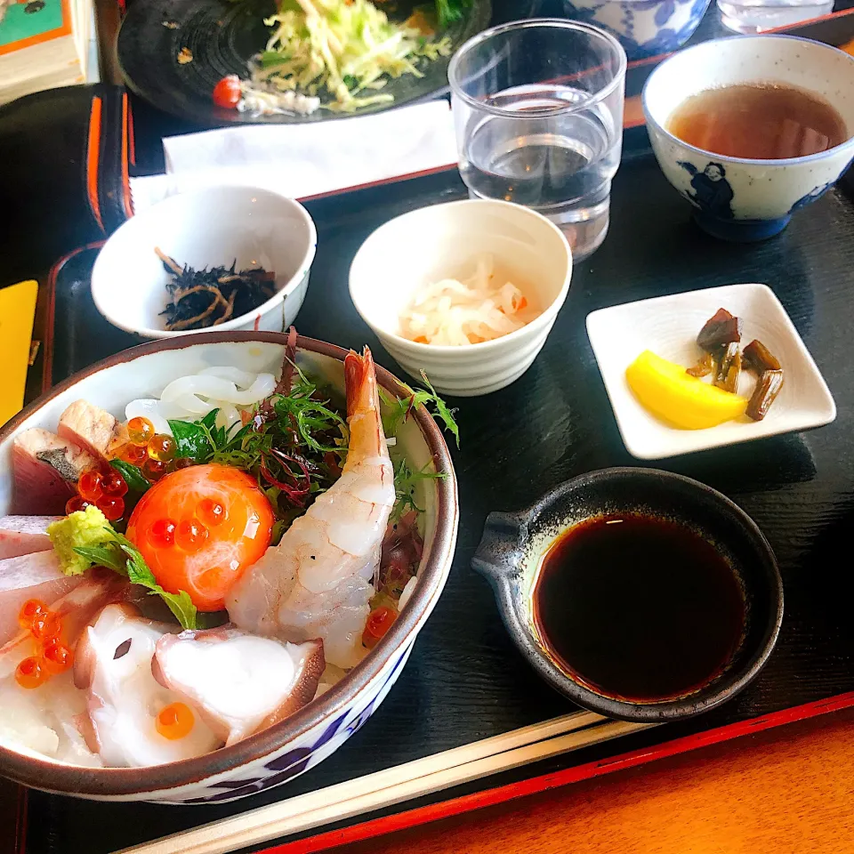 Snapdishの料理写真:海鮮丼🌷|うるるさん