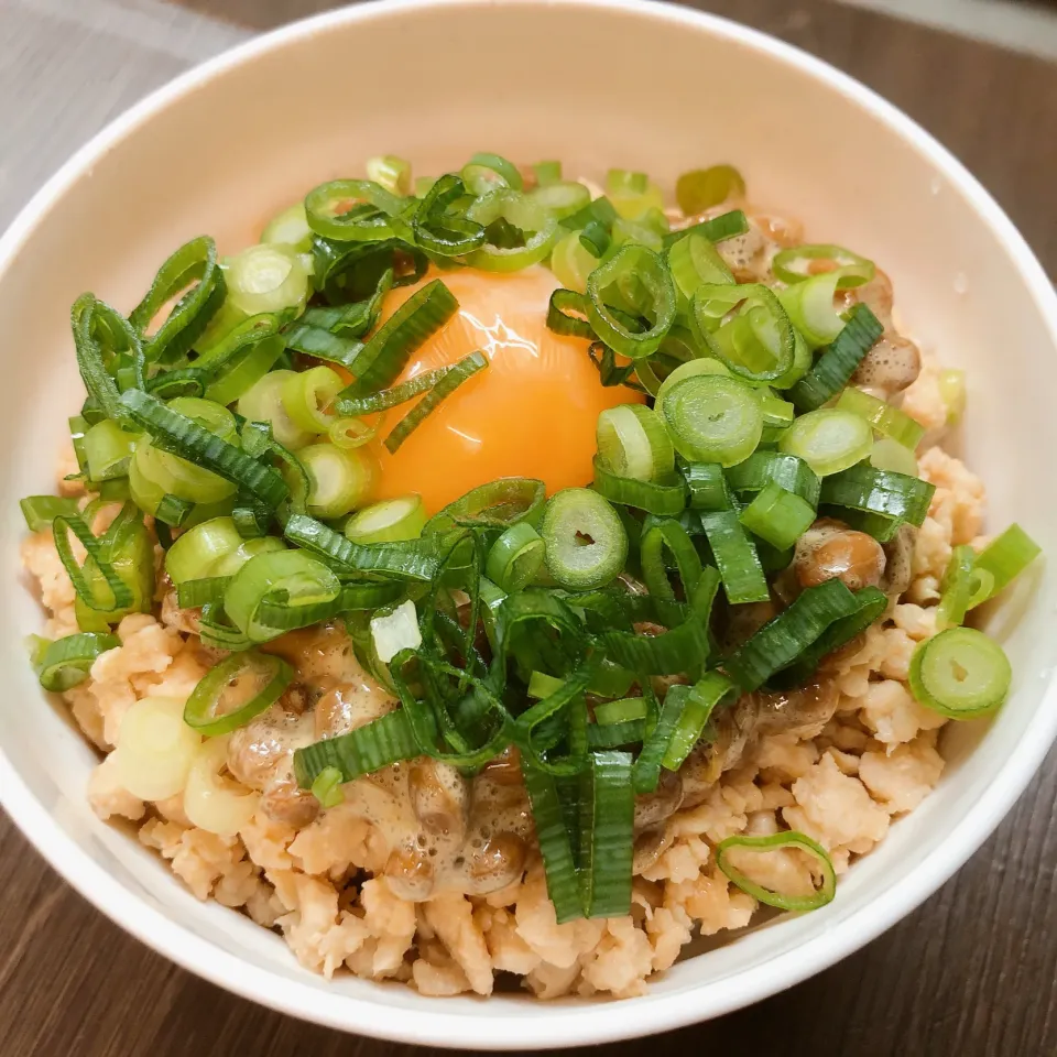 Snapdishの料理写真:鶏挽肉で肉味噌納豆丼|まちゃさん