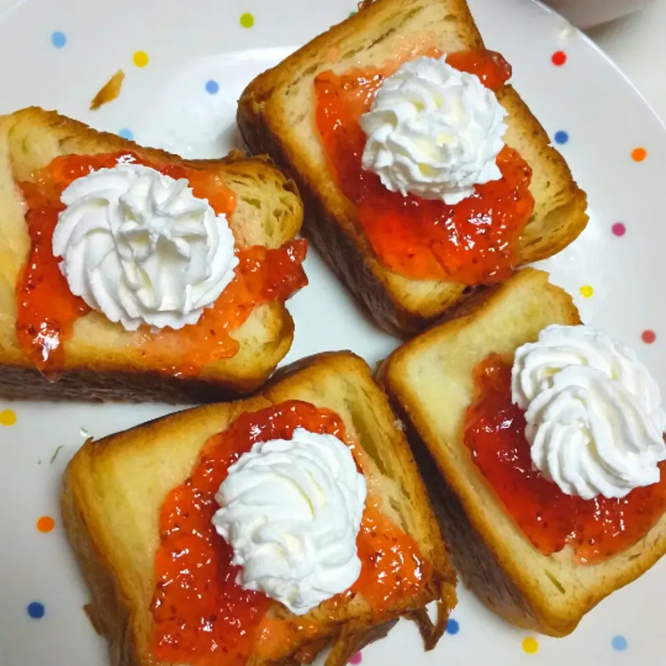 デニッシュ食パン🍞の生クリーム🍨いちご🍓サンド💗🌸☕️✨|内藤ひろみさん