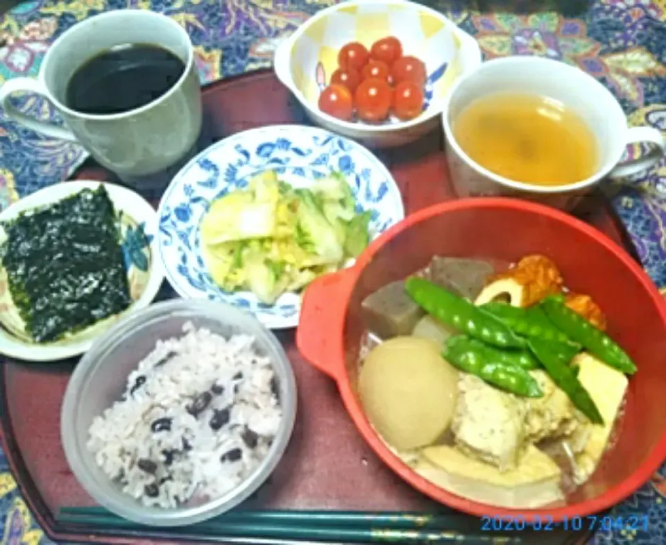 よねばーばの朝ごはん
おでん風煮物
白菜の浅漬け
若芽の味噌汁
韓国海苔
赤飯、コーヒー、トマト|yoneばーばさん