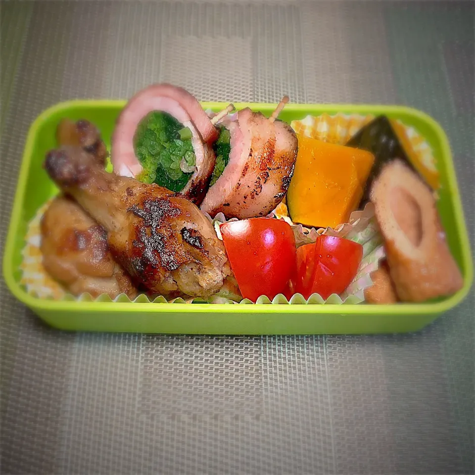 Snapdishの料理写真:今日のお弁当、手羽もとの煮付けのバター焼き、ほうれん草のスモークベーコン巻き、かぼちゃの煮物、プチトマト、|milanmilanさん