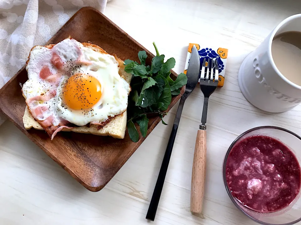 Snapdishの料理写真:食パン🍞にベーコンエッグ乗せ𓂃 𓈒𓏸 ♡﻿|めぐぐさん