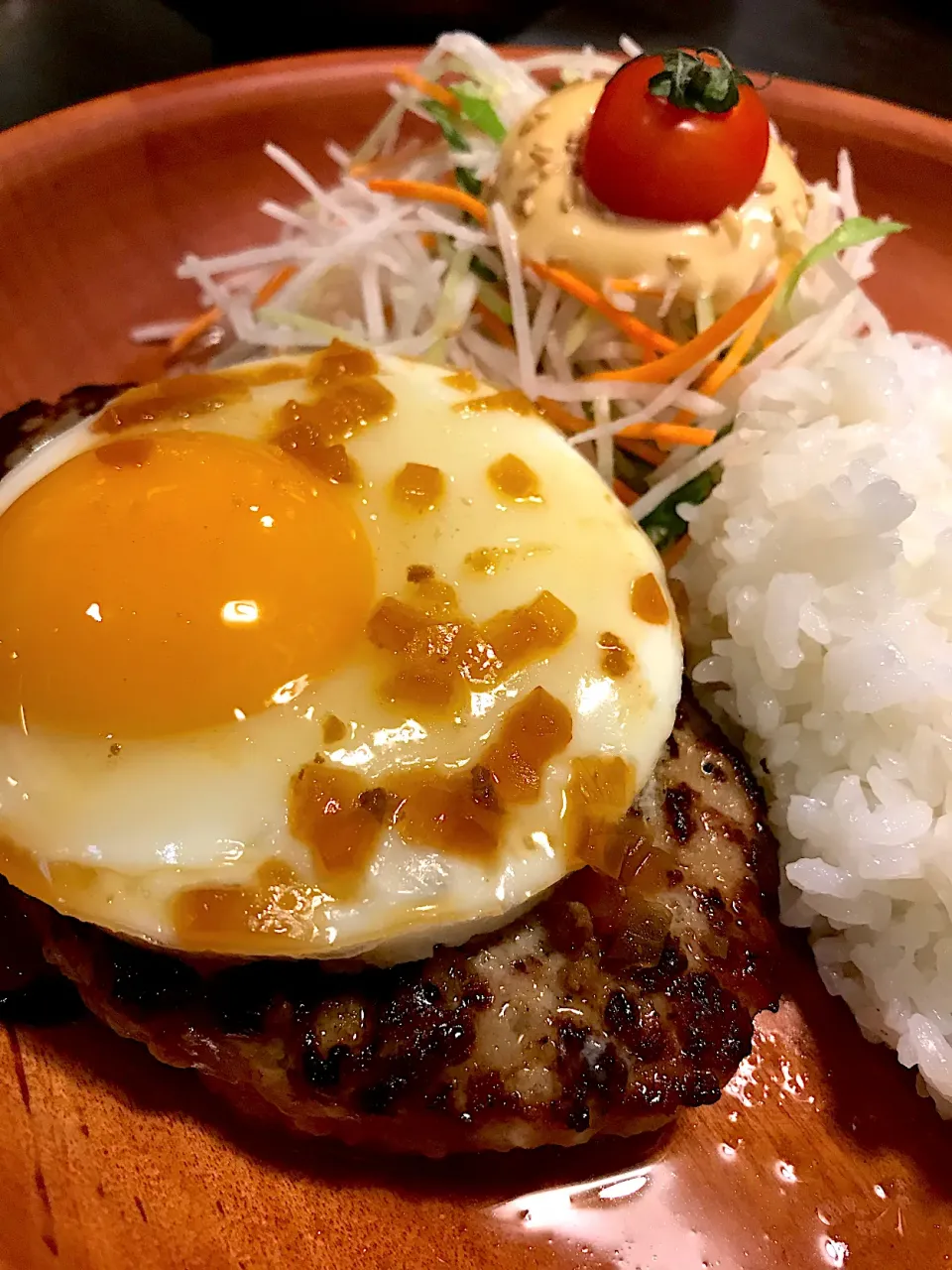 Snapdishの料理写真:レギュラーハンバーグランチに玉子のせ|saturnさん