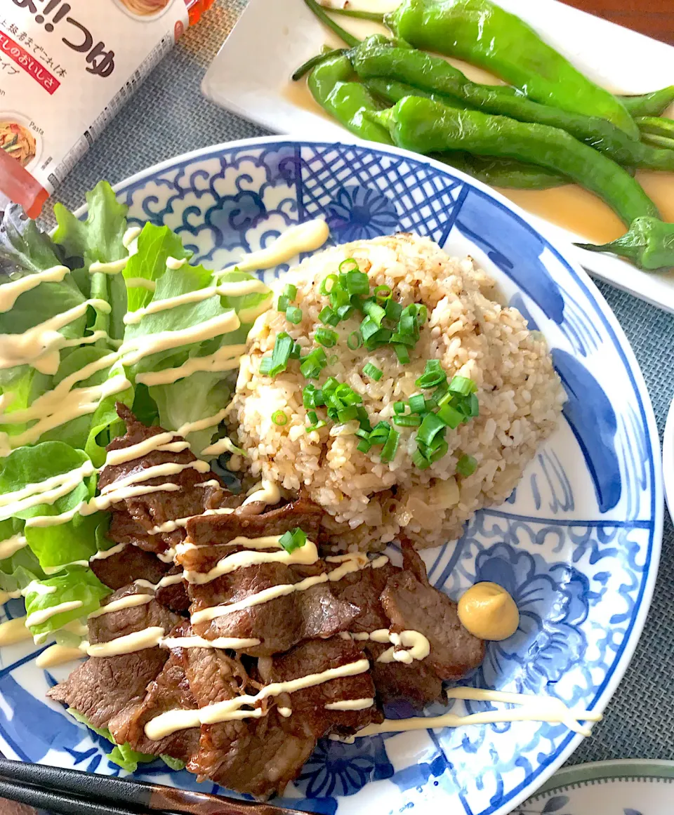 焼肉レタス巻きとガーリックライス|シュトママさん