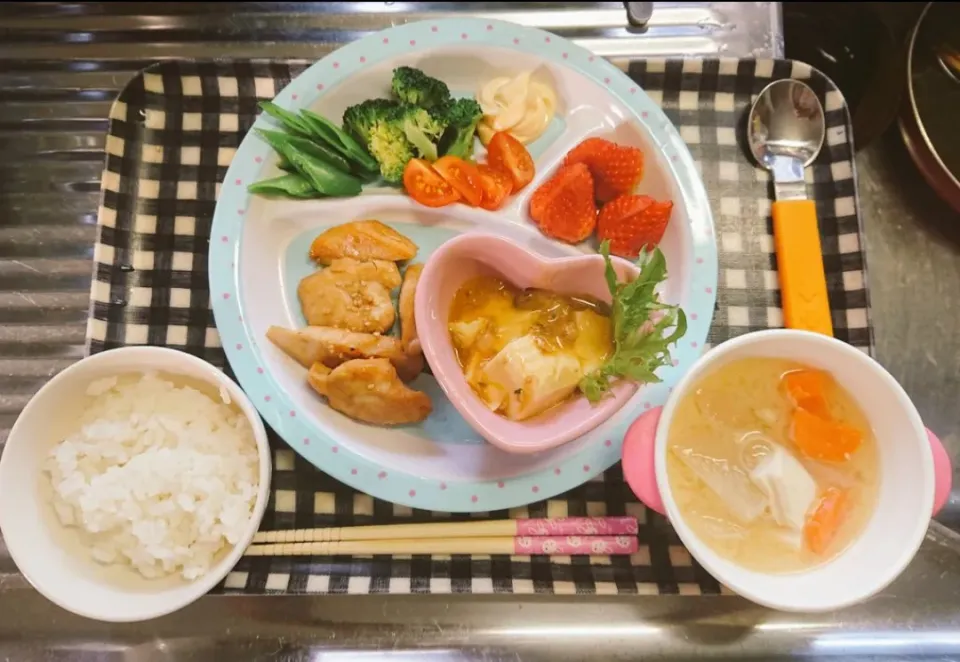 ある日の幼児用晩ごはん
温野菜、味噌汁、麻婆豆腐、ささみの照り焼き、土鍋ごはん|なおさん