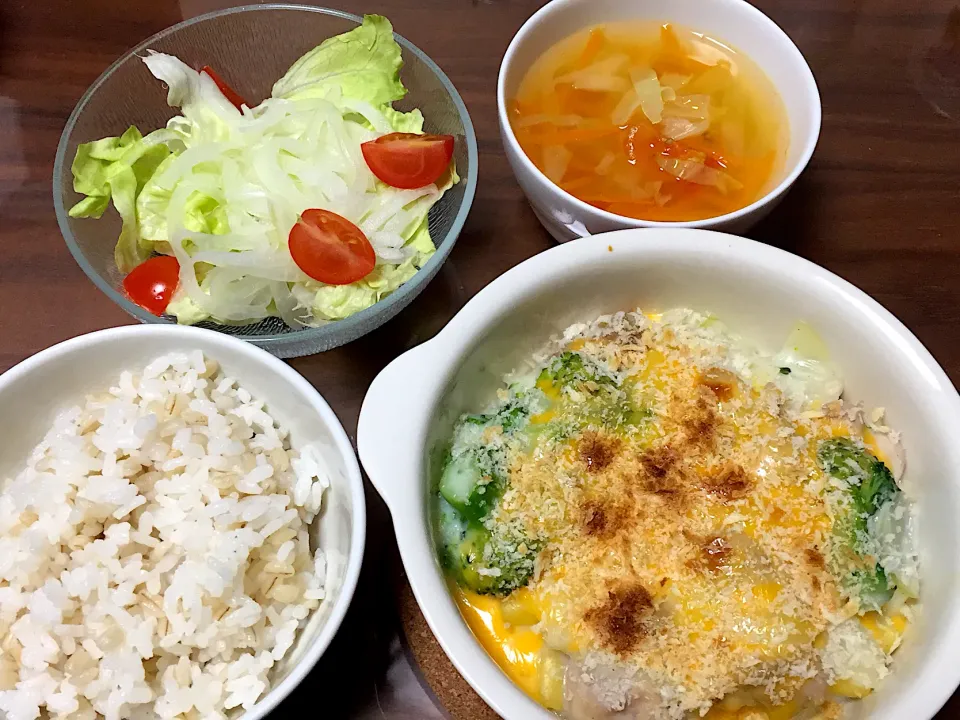 鶏とブロッコリーのポテトグラタン 余り野菜スープ 玉ねぎサラダ|おさむん17さん