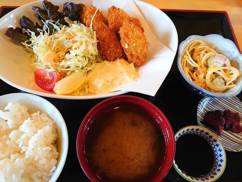 カキフライ定食✨
ご飯おかわり自由(笑)
税込550円！安い(笑)|yokoさん