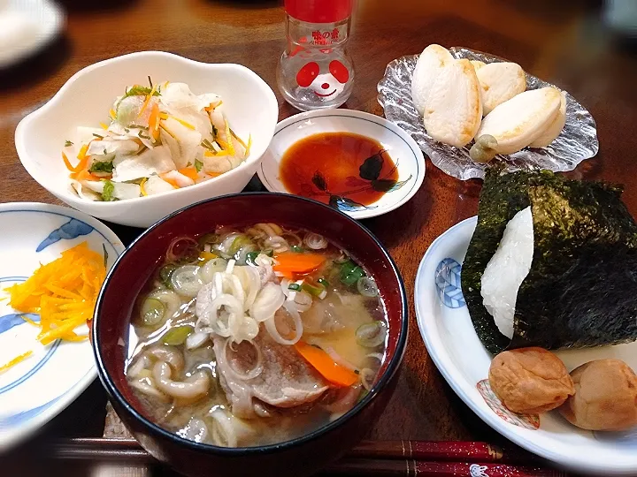 Snapdishの料理写真:豚汁とおにぎり🍙😳✨|にこさん