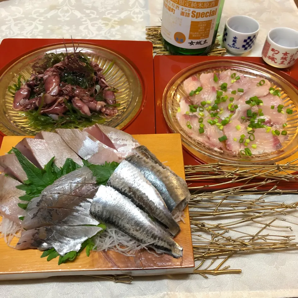 Snapdishの料理写真:鰤しゃぶ＊ホタルイカ海藻＊光り物お刺身＊女城主蔵開き直詰原酒＊|henryさん