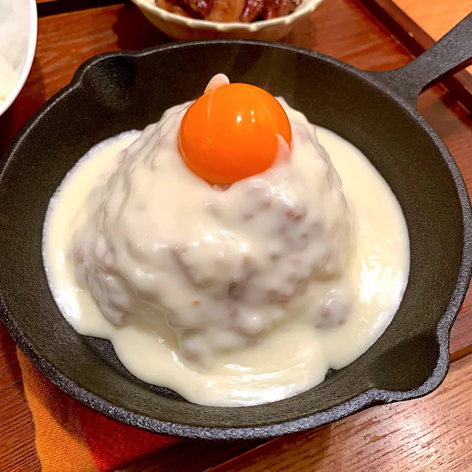 スキレットdeチーズキーマカレー🧀チーズとろとろ〜たっぷりかけて仕上げは卵黄💛|いちごさん